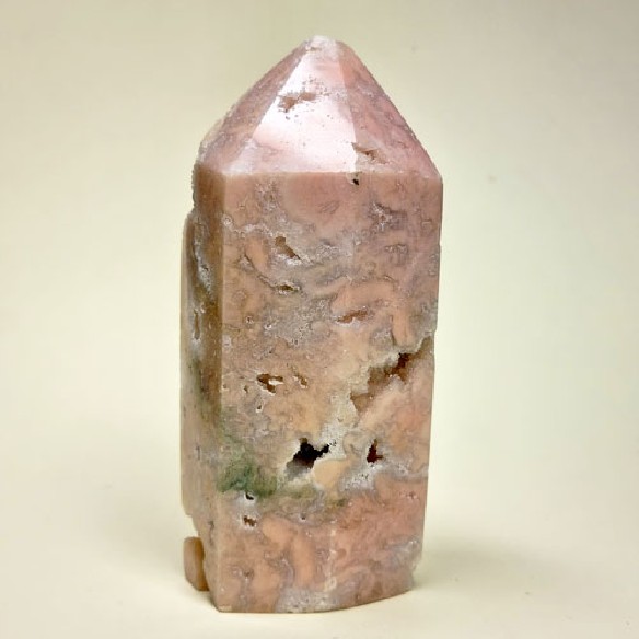 Punta pulida cristalizada de amatista rosa