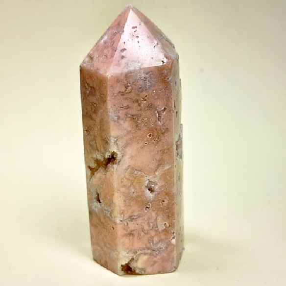 Punta pulida cristalizada de amatista rosa