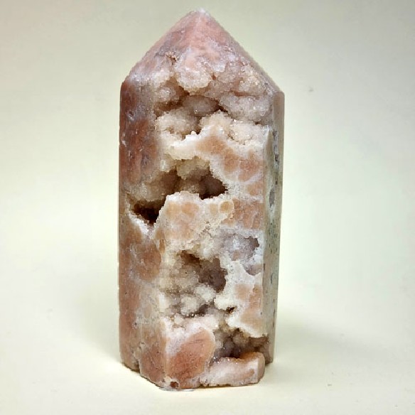 Punta pulida cristalizada de amatista rosa