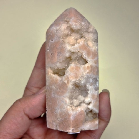 Punta pulida cristalizada de amatista rosa