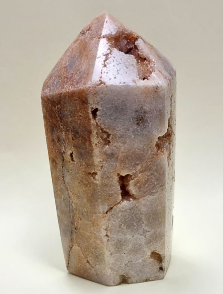 Punta pulida cristalizada de amatista rosa