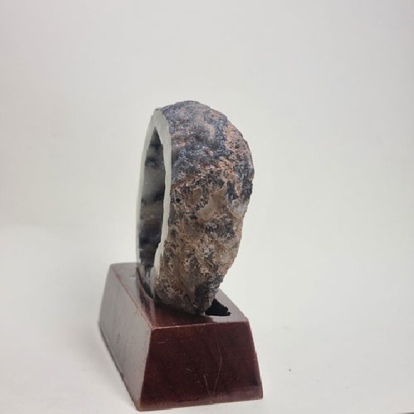 Geodiña de ágata con peana