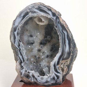Geodiña de ágata con peana