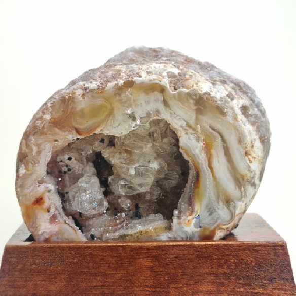 Geodiña de ágata con peana