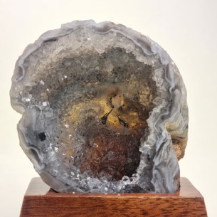 Geodiña de ágata con peana