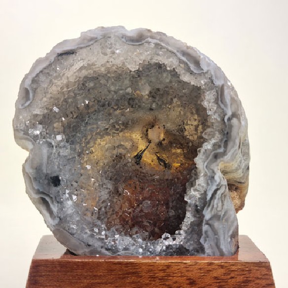 Geodiña de ágata con peana