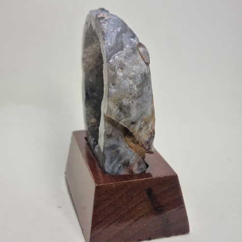 Geodiña de ágata con peana