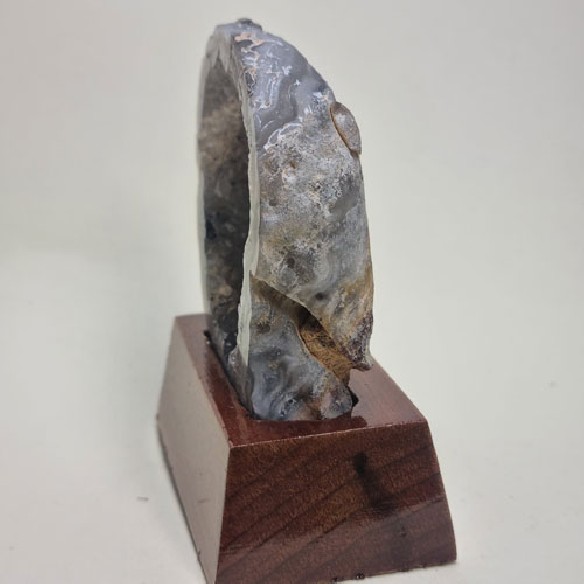 Geodiña de ágata con peana