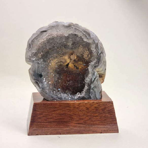 Geodiña de ágata con peana