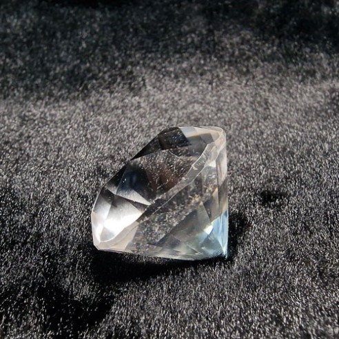Cuarzo – cristal de roca – pulido en forma de diamante