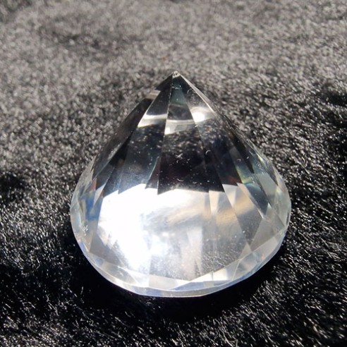 Cuarzo – cristal de roca – pulido en forma de diamante