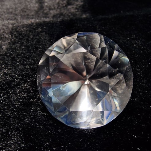 Cuarzo – cristal de roca – pulido en forma de diamante