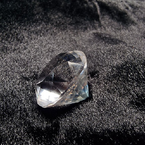Cuarzo – cristal de roca – pulido en forma de diamante