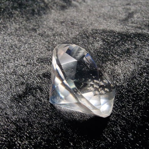 Cuarzo – cristal de roca – pulido en forma de diamante