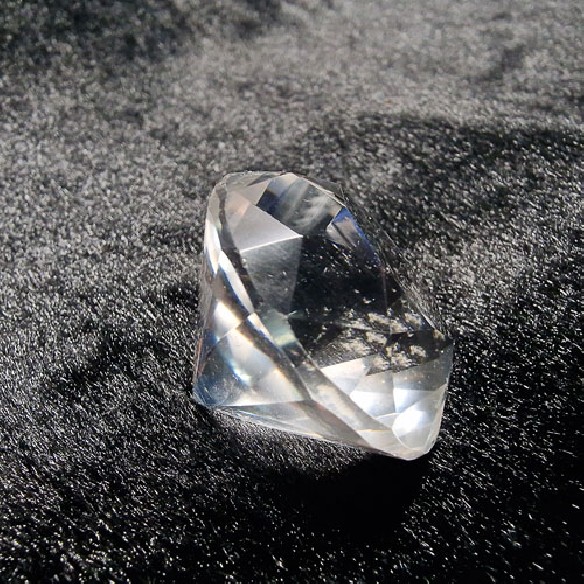 Cuarzo – cristal de roca – pulido en forma de diamante