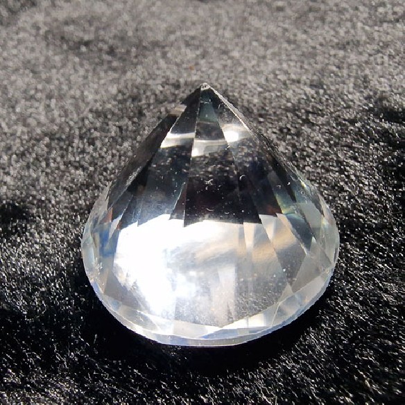 Cuarzo – cristal de roca – pulido en forma de diamante