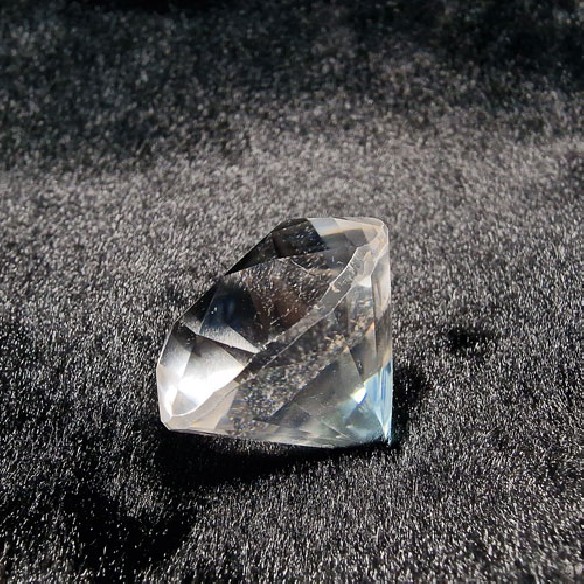 Cuarzo – cristal de roca – pulido en forma de diamante