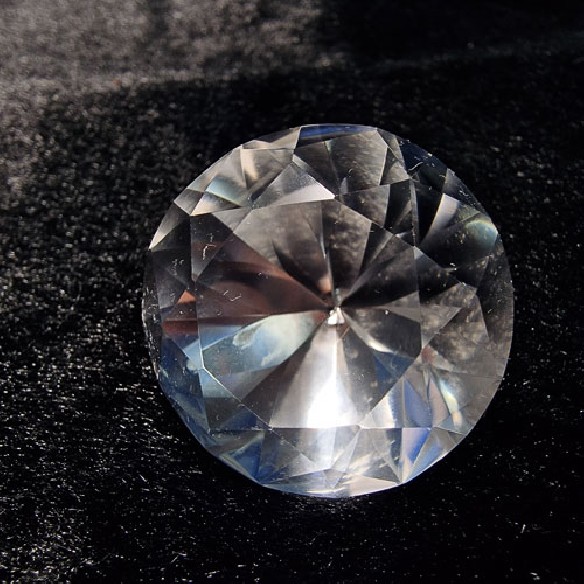 Cuarzo – cristal de roca – pulido en forma de diamante