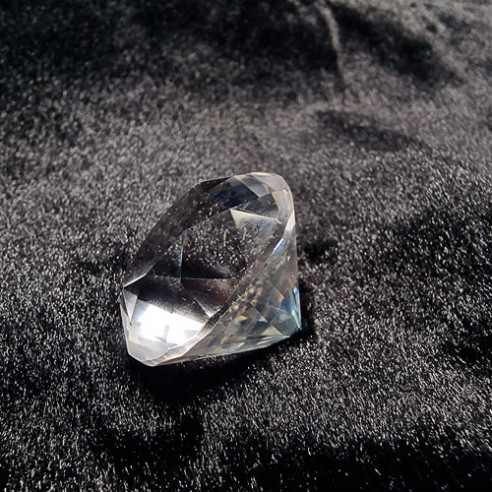Cuarzo – cristal de roca – pulido en forma de diamante