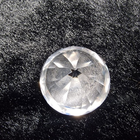 Cuarzo – cristal de roca – pulido en forma de diamante