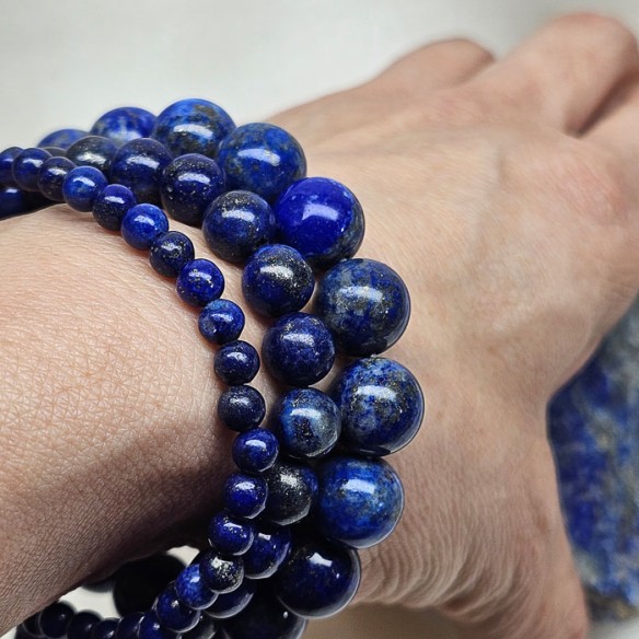 Pulsera de bolas de lapislázuli de 8mm. Elegancia mineral