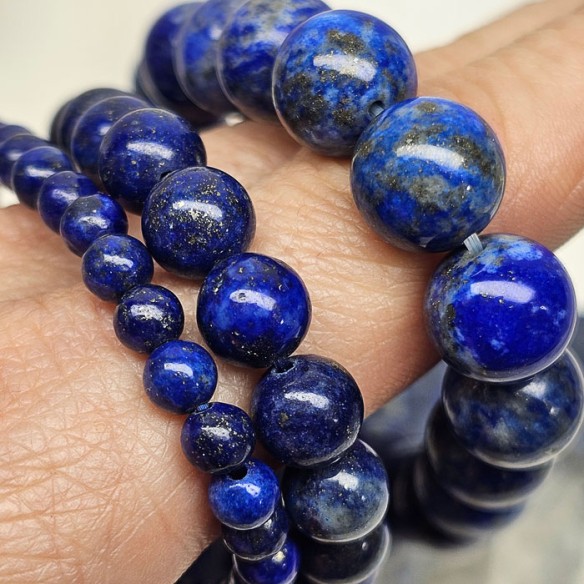 Pulsera de bolas de lapislázuli de 8mm. Elegancia mineral