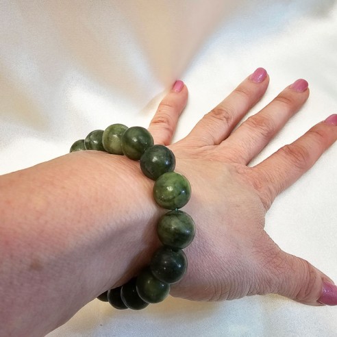 Pulsera de bola de jade xiuyan de 10mm. Elegancia mineral