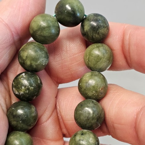 Pulsera de bola de jade xiuyan de 10mm. Elegancia mineral