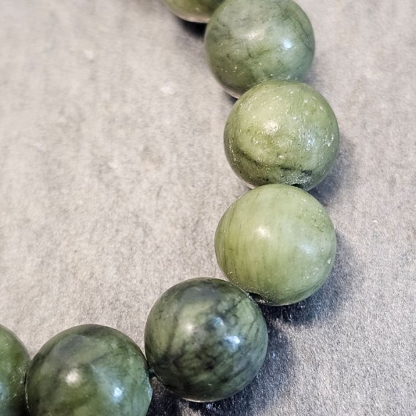 Pulsera de bola de jade xiuyan de 10mm. Elegancia mineral