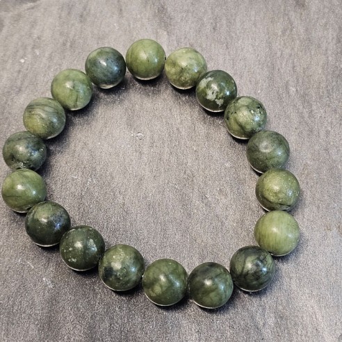 Pulsera de bola de jade xiuyan de 10mm. Elegancia mineral