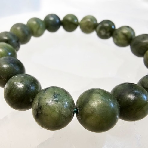 Pulsera de bola de jade xiuyan de 10mm. Elegancia mineral