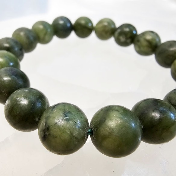 Pulsera de bola de jade xiuyan de 10mm. Elegancia mineral