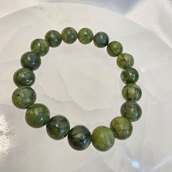 Pulsera de bola de jade xiuyan de 10mm. Elegancia mineral