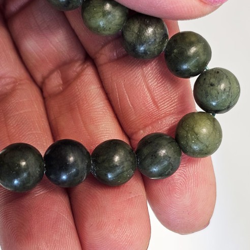 Pulsera de bola de jade xiuyan de 8mm. Elegancia mineral
