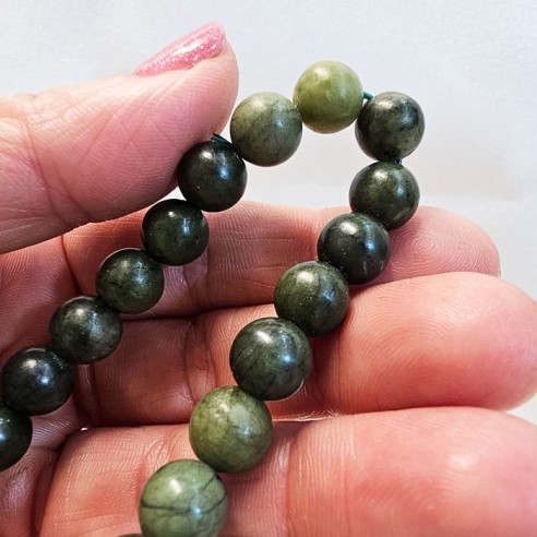 Pulsera de bola de jade xiuyan de 8mm. Elegancia mineral
