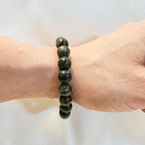 Pulsera de bola de jade xiuyan de 8mm. Elegancia mineral