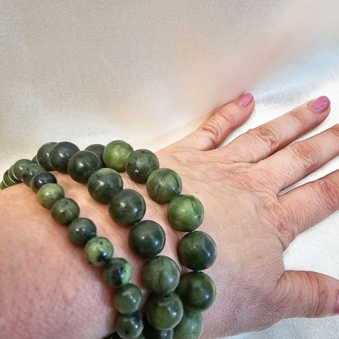 Pulsera de bola de jade xiuyan de 8mm. Elegancia mineral