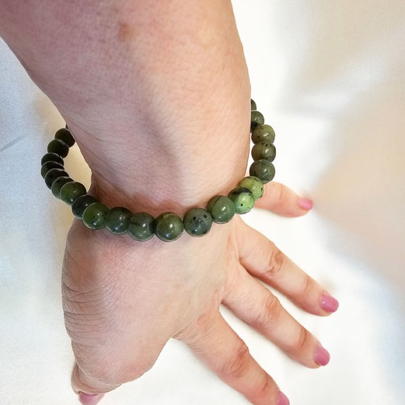 Pulsera de bola de jade xiuyan de 6mm. Elegancia mineral