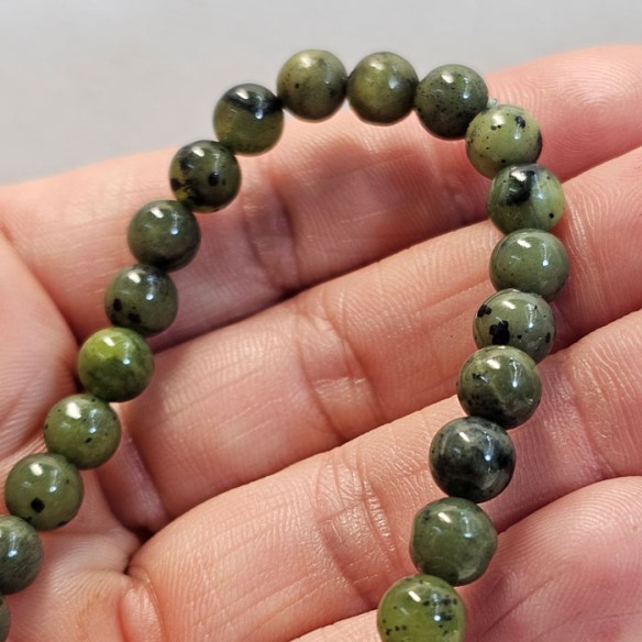 Pulsera de bola de jade xiuyan de 6mm. Elegancia mineral