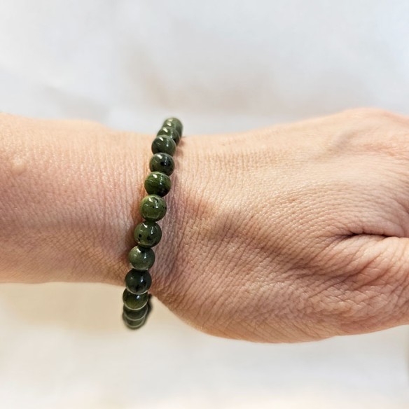 Pulsera de bola de jade xiuyan de 6mm. Elegancia mineral