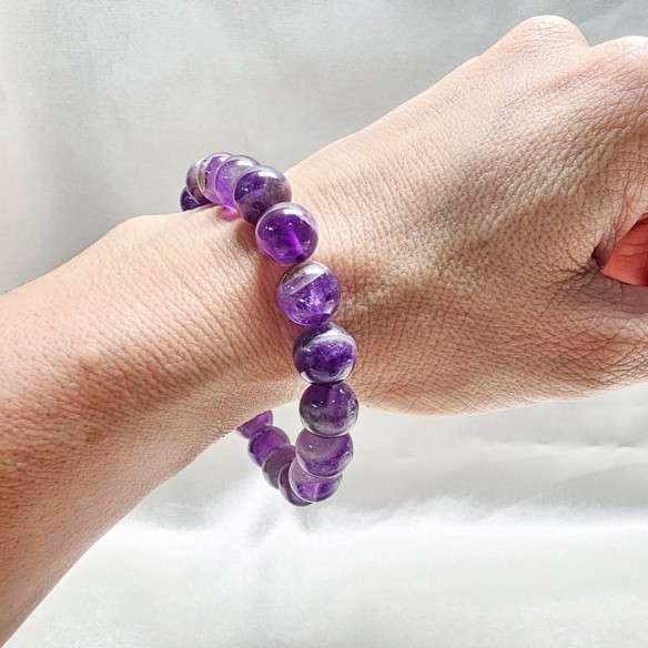 Pulsera de bola de amatista de 10mm. Elegancia mineral