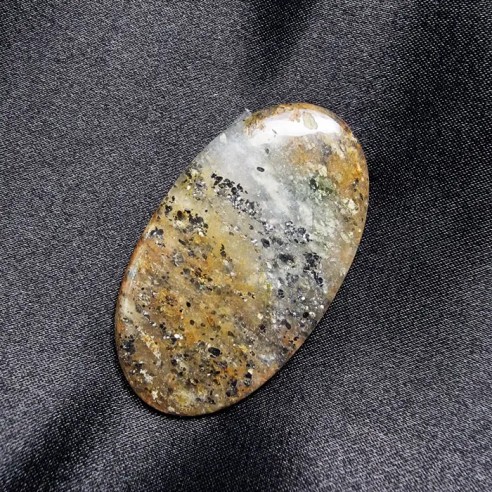 Cabujón oval de cuarzo con pirita