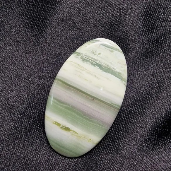 Cabujón oval de ópalo verde de Tanzania