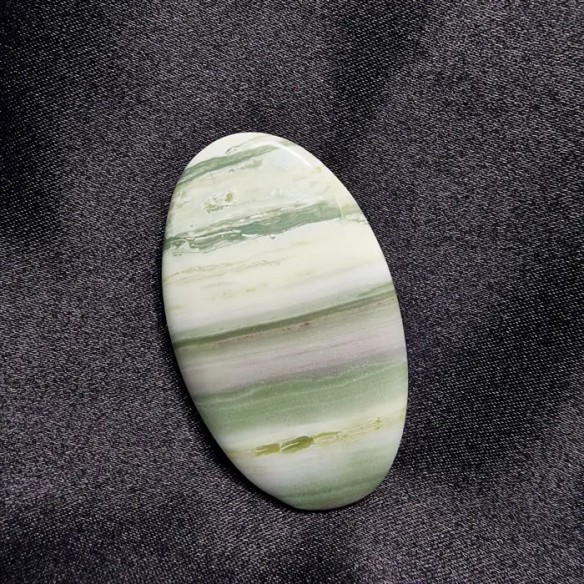 Cabujón oval de ópalo verde de Tanzania