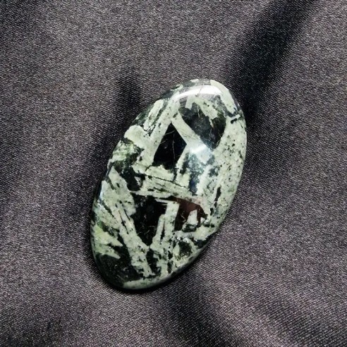 Cabujón oval de jaspe pofirita