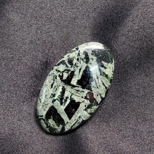 Cabujón oval de jaspe pofirita