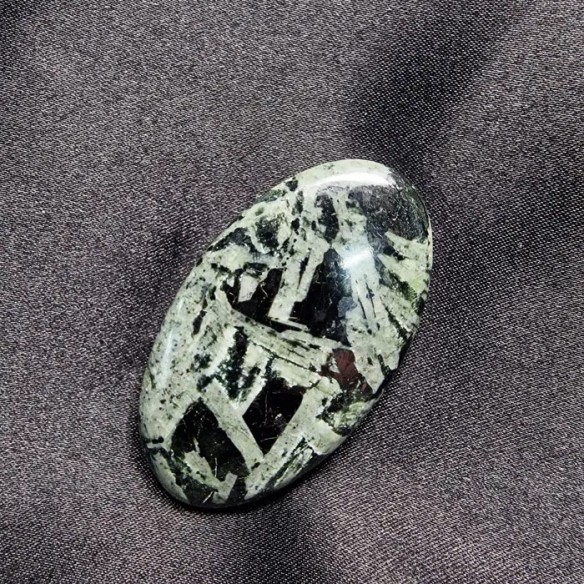 Cabujón oval de jaspe pofirita