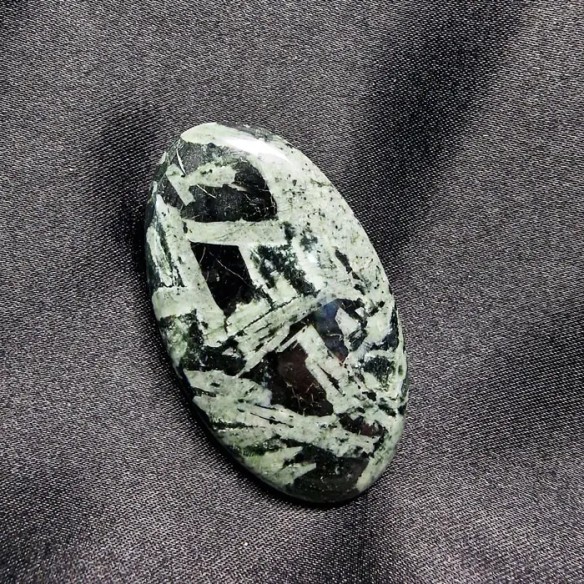 Cabujón oval de jaspe pofirita