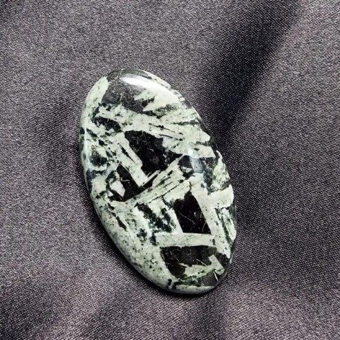 Cabujón oval de jaspe pofirita
