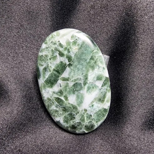 Cabujón oval de cuarzo con turmalina verde